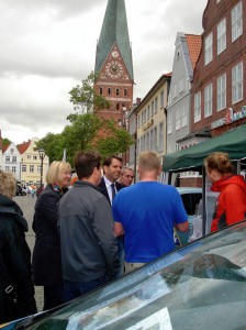 Wirtschaftsminister Olaf Nies am Projektstand "Management der Energiewende" in Lüneburg