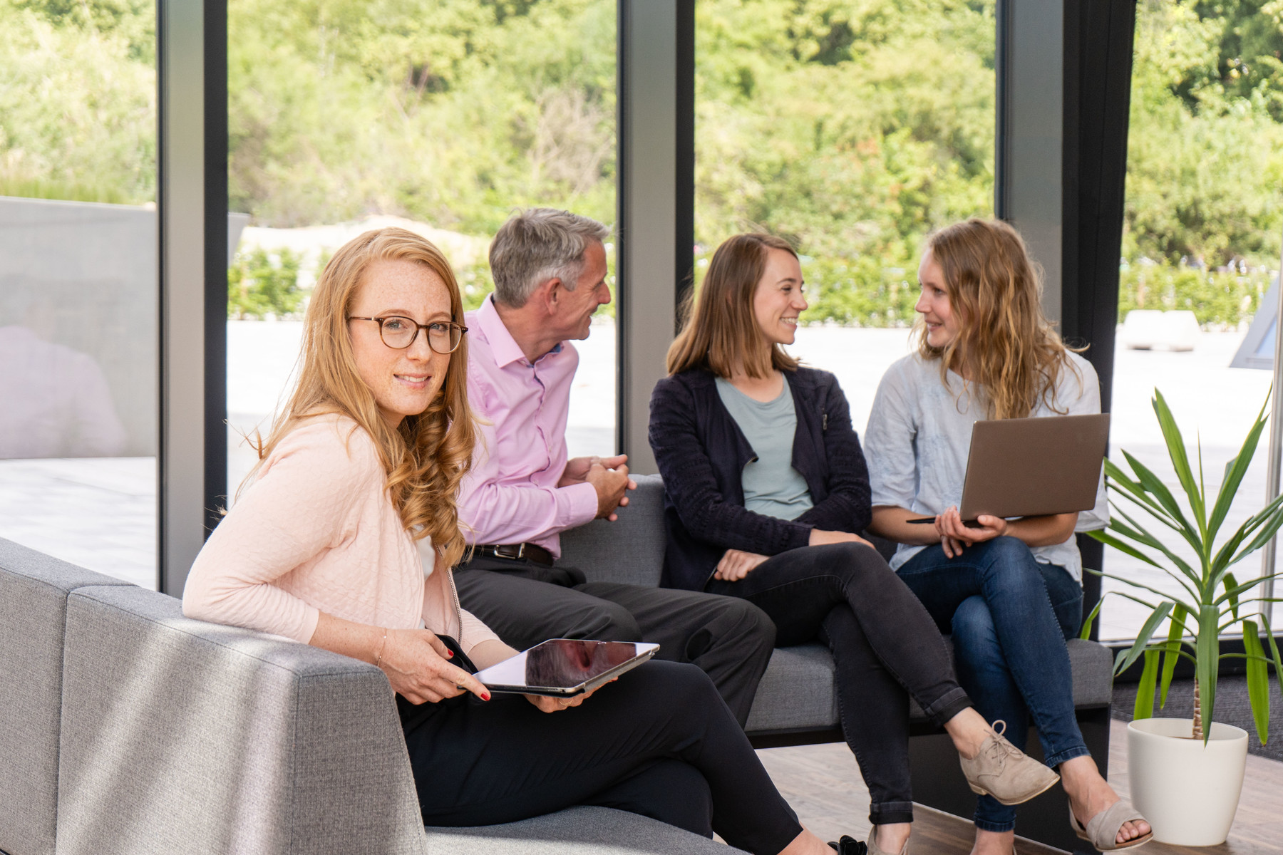Studierende des MBA Sustainability Management vor dem Zentralgebäude der Leuphana Universität Lüneburg