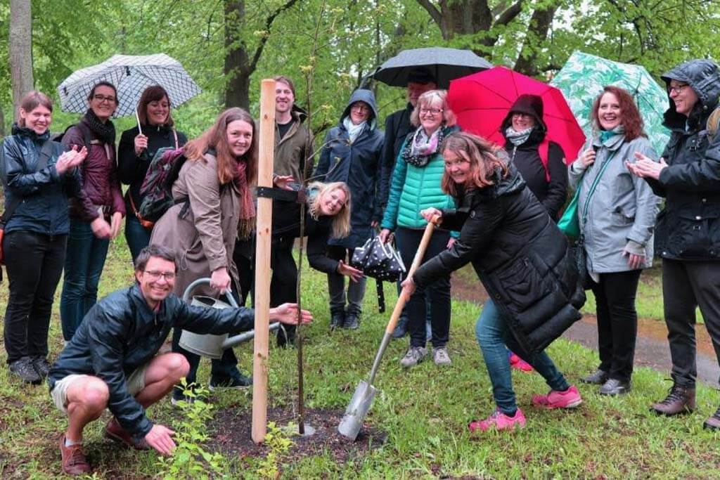 Baumpflanzen an der Wirkstätte von Carlowitz: Eine Hickory-Nuss aus der Familie der Walnüsse freute sich gleich über Regen am neuen Standort. Organisator Martin hielt bei Wind und Wetter in kurzen Hosen aus :)