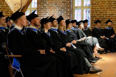 Absolvent*innen im Glockenhaus