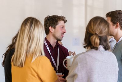 Teilnehmer*innen der Fachkonferenz im Gespräch