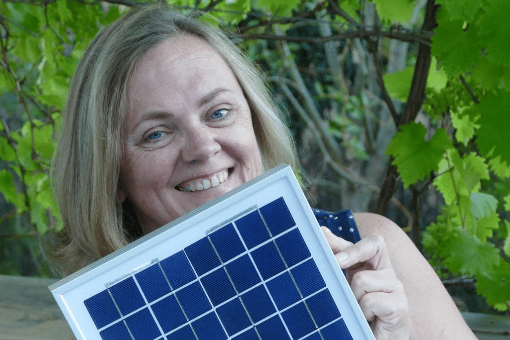 MBA Sustainability Alumna Katharina Habersbrunner mit Solarpanel