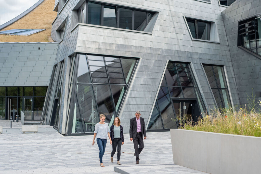 Studierende des MBA Sustainaility Management vor dem Libeskind-Gebäude