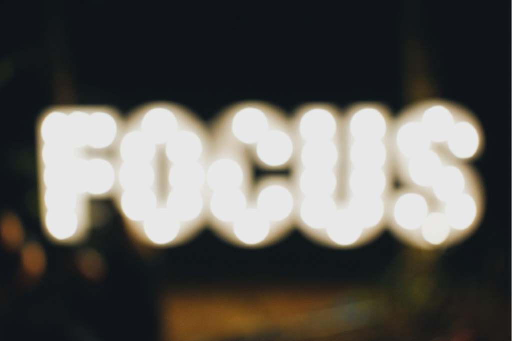 Symbolbild zum Thema Fokussierung - Wort Focus verschwommen