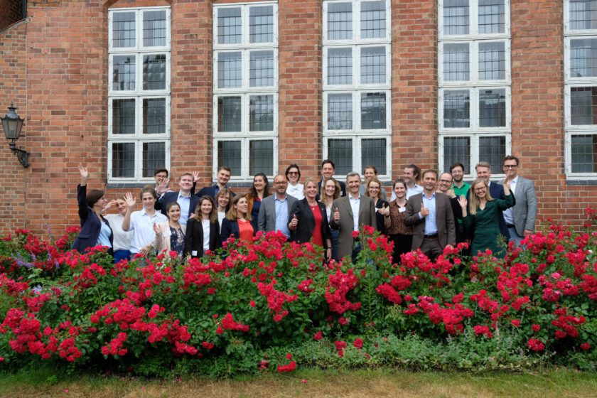 Studierende des MBA Sustainability Management beim Abschlussworkshop bei der Stadt Lüneburg vor dem Rathaus