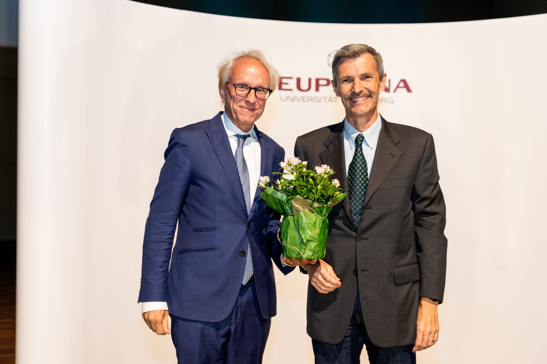 Leuphana Präsident Sascha Spoun und Professor Stefan Schaltegger beim dies academicus der Leuphana Universität Lüneburg 2023