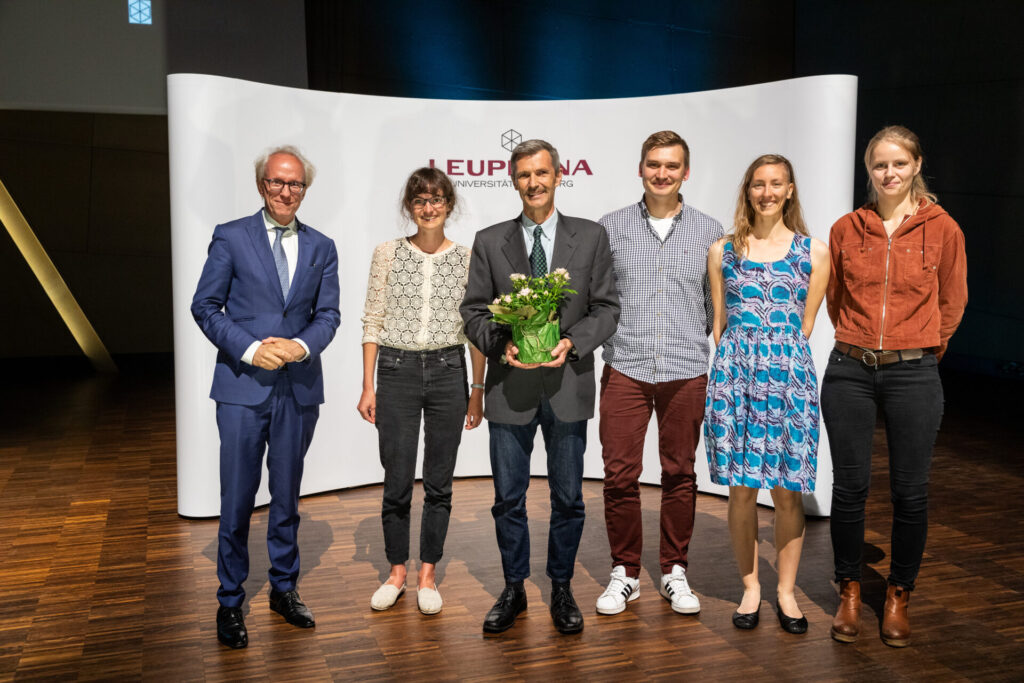 Leuphana Präsident Sascha Spoun, Professor Stefan Schaltegger und das Team des MBA Sustainability Management beim dies academicus der Leuphana Universität Lüneburg 2023