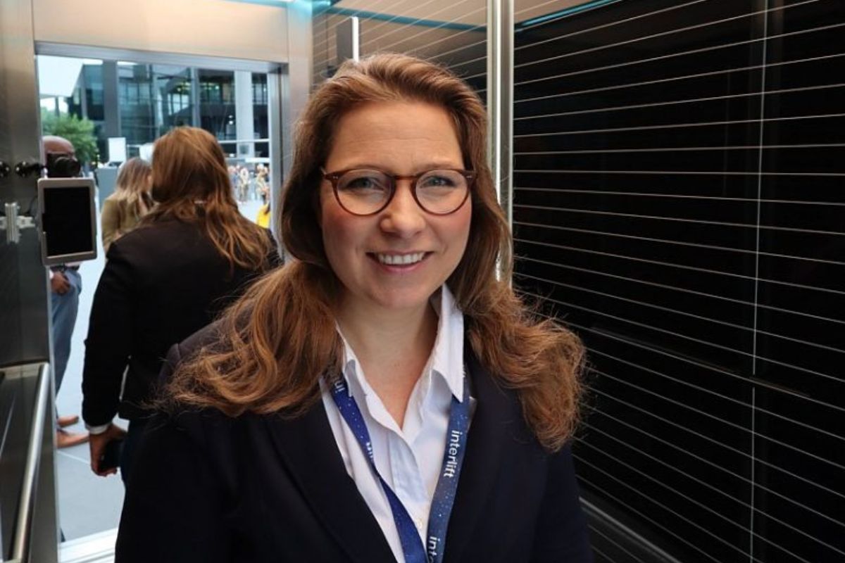 MBA-Absolventin Janina Leupold-Ueschner in einem Aufzug